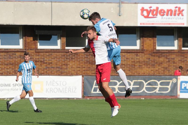 Fotbalisté Kroměříže (červenobílé dresy) prohráli v 1. kole MOL Cupu s druholigovými Vítkovicemi 2:3 na penalty.