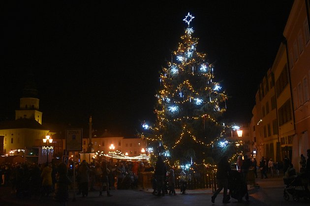 Vánoční strom v Kroměříži v roce 2022.