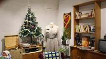 V Kroměříži začala výstava, která si bere za cíl postupně navodit vánoční atmosféru. Návštěvníkům představuje, jak se proměňovaly oslavy vánočních svátků. Lidé se projdou mezi dobovými interiéry, počínaje 30. a konče 70. léty minulého století. Sbírkové př