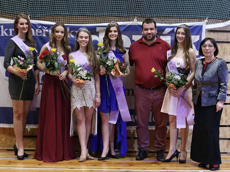 Natalie Laholová, Sarah Geitlerová, Barbora Kolmanová, vítězka soutěže Dívka roku Greta Šarochová, šéfredaktor Kroměřížského deníku Lukáš Pařenica, Nikola Petlachová a ředitelka pořádajícího SVČ TyMy Jarmila Vaclachová.