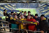 Lukáš Farmačka (a snímku vlevo nahoře) s bývalými spoluhráči Žeravic na stadionu v Dortmundu.