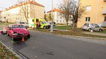 AUTA SE STŘETLA V KŘIŽOVATCE. Náraz yaris vymrštil na travnatou plochu za chodníkem.