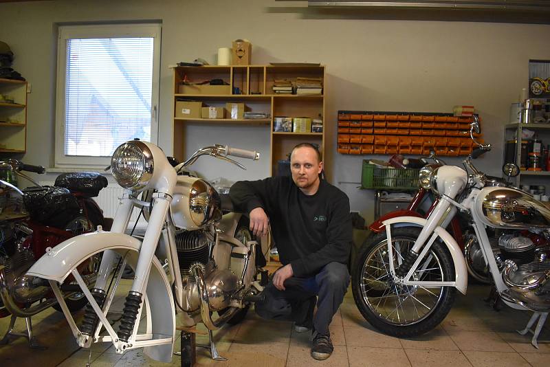 Lubomír Vrubel renovuje staré motorky.