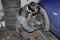 Kroměřížský pneuservis U Drápalů má největší nápor v přezouvání zimních kol za sebou. Poslední opozdilce čekají až s první vločkou.