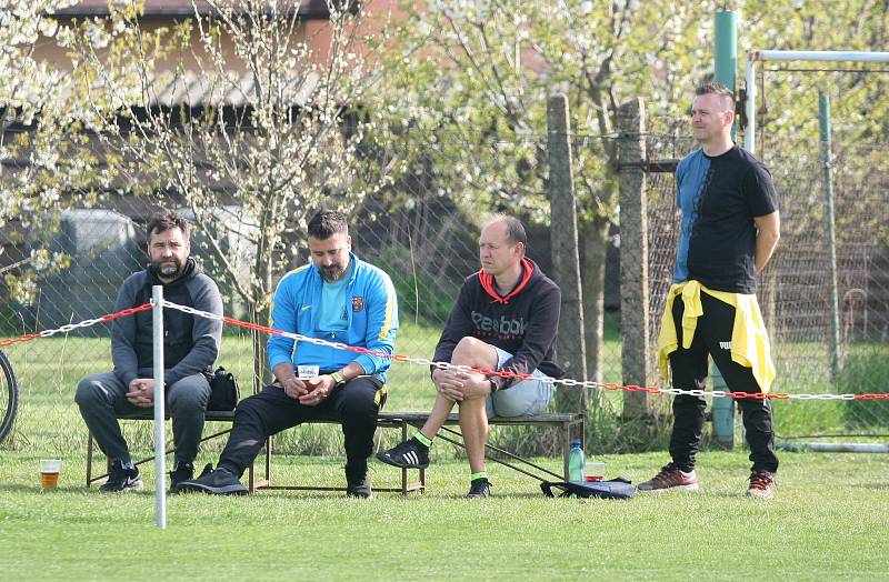 Divizní fotbalisté Skaštic (ve žlutém) v sobotním 20. kole skupiny E doma podlehli vysoko Přerovu 0:5.