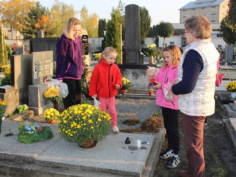 Dušičky na hřbitově v Holešově. Jarmila Nečasová s dětmi (vlevo)