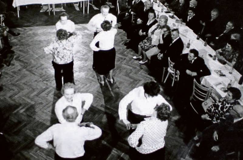 KLUB SENIORŮ V KROMĚŘÍŽI, MORAVSKÁ BESEDA. Klub pořádal nejrůznější zábavy a tancovačky. Na fotce z r. 1981 je moravská beseda, která se konala při příležitosti výroční schůze.