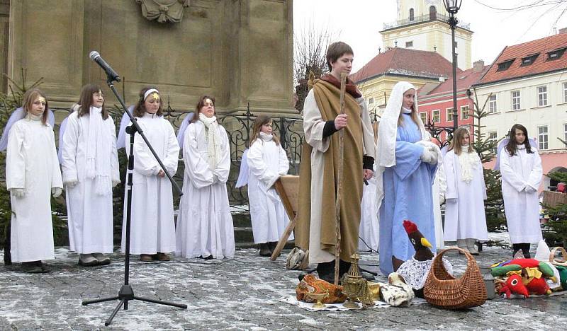 Na Velkém náměstí v Kroměříži sehráli školáci ve čtvrtek 22. prosince 2011 představení Živý betlém.