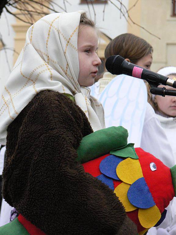 Na Velkém náměstí v Kroměříži sehráli školáci ve čtvrtek 22. prosince 2011 představení Živý betlém.