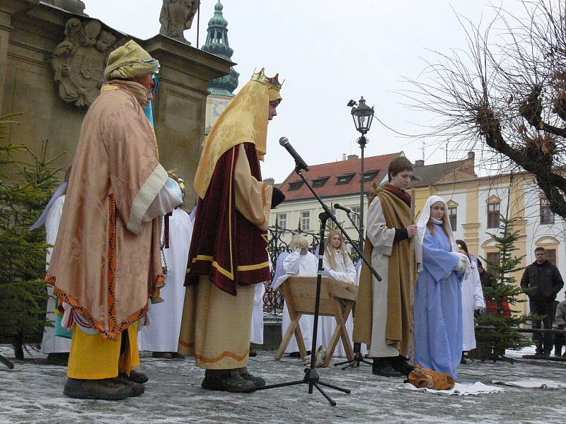 Na Velkém náměstí v Kroměříži sehráli školáci ve čtvrtek 22. prosince 2011 představení Živý betlém.