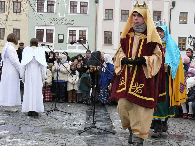 Na Velkém náměstí v Kroměříži sehráli školáci ve čtvrtek 22. prosince 2011 představení Živý betlém.