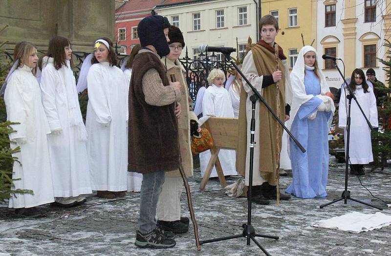 Na Velkém náměstí v Kroměříži sehráli školáci ve čtvrtek 22. prosince 2011 představení Živý betlém.