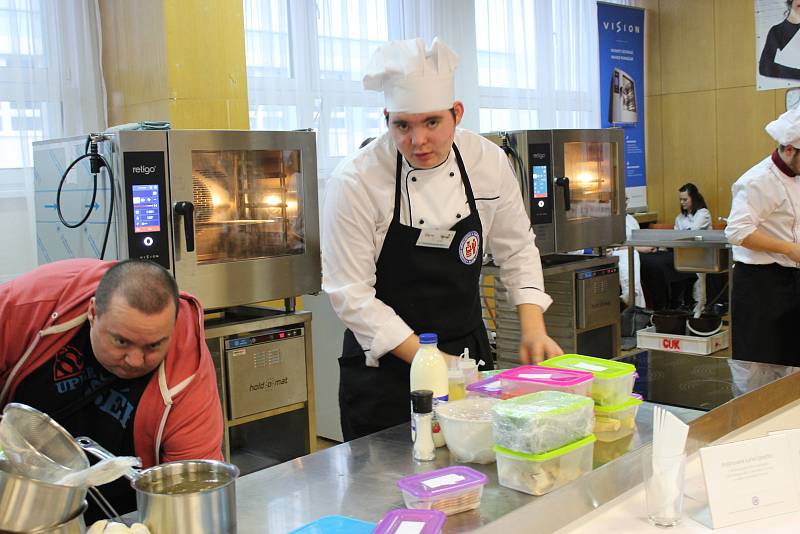 KUCHAŘSKÉ UMĚNÍ. Svého úkolu se soutěžící zhostili s vervou a za jejich výsledky by se mnohdy nemuseli stydět ani profesionální kuchaři.