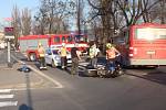 Při nedělní sražce autobusu a motorky nedaleko autobusového nádraží v Bystřici pod Hostýnem došlo ke zranění spolujezdkyně. Cestující autobusu vyvázli bez zranění.