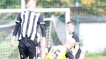 Divizní fotbalisté Holešova (v bílo-černém) doma v rámci 10. kola podlehli 0:1 Novým Sadům.