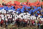 Děti  překonaly rekord ve vytvoření české vlajky pomocí nafukovacích balonků v zámecké zahradě v Holešově.