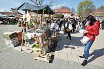 Farmářské trhy na Hanáckém náměstí v Kroměříži; sobota 24. dubna 2021