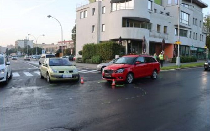 Policisté hledají svědky nehody dvou aut na křižovatce ulic Havlíčkova a Albertova.