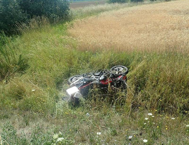 U sjezdu z dálnice D55 u Pravčic se střetl motorkář s osobním autem.