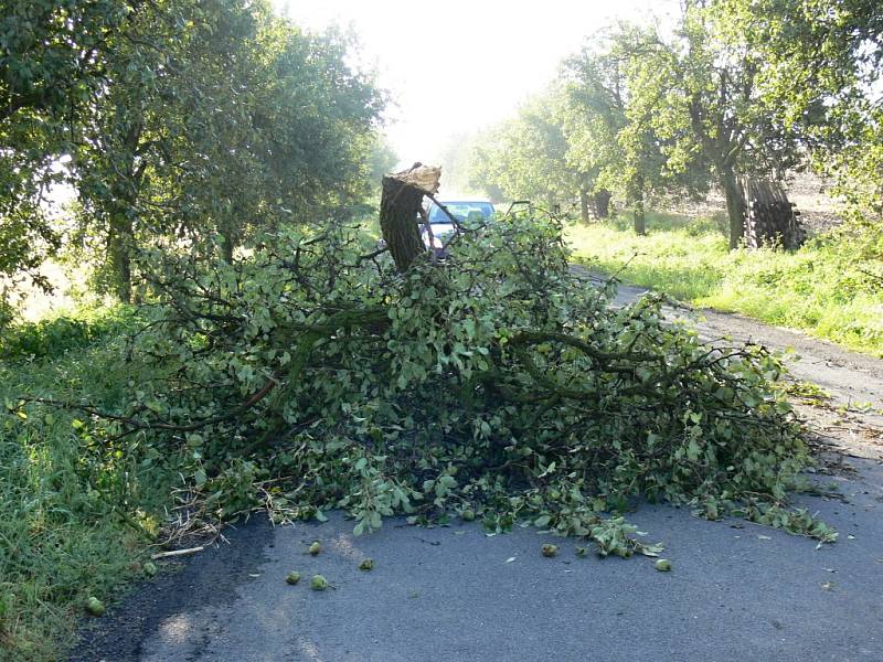 Následky nedělní bouřky provázené silným větrem, která se prohnala Kroměřížskem.