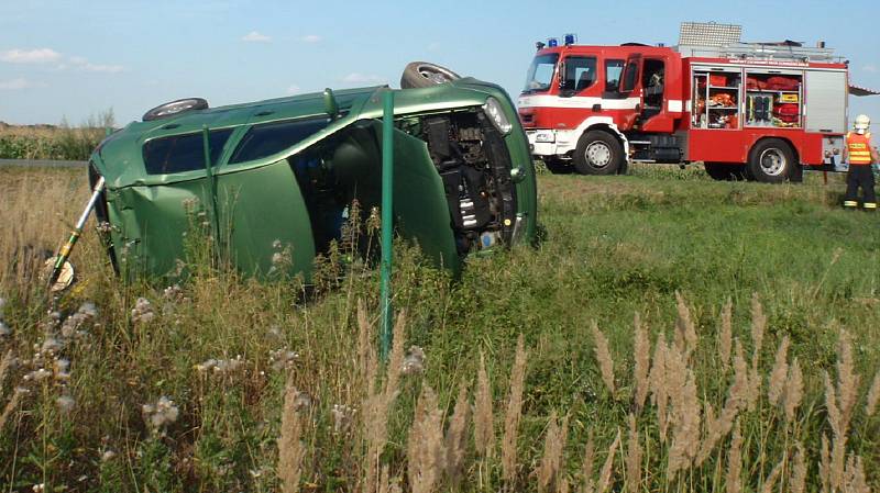 Při nehodě v chropyňské místní části Plešovec čtyřiadvacetiletý řidič Volkswagenu Golf v levotočivé zatáčce najel pravými koly do příkopu, dostal smyk