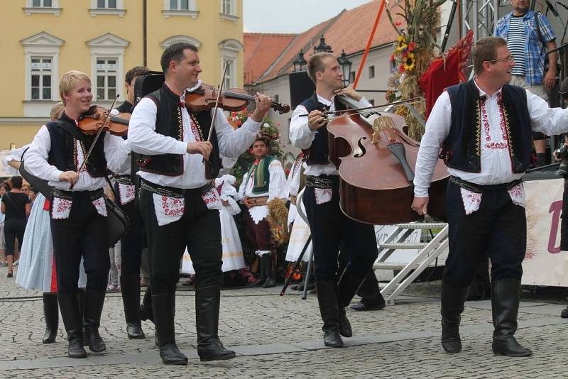  Krajské dožínky se v Kroměříži o víkendu uskutečnily už po osmé. Rekordní krojovaný průvod, řemeslný jarmak i regionální potraviny přilákaly davy návštěvníků ze širokého okolí.