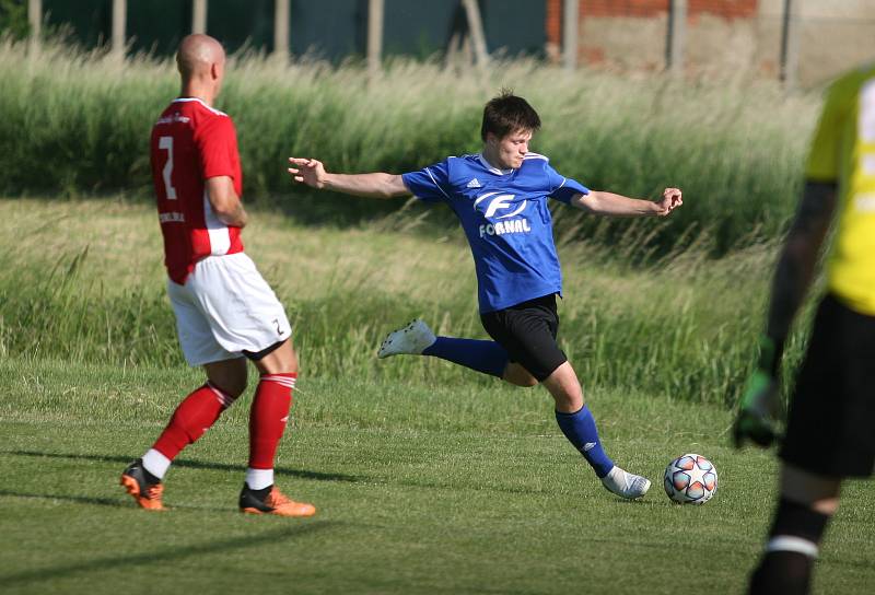 Fotbalisté Záhlinic (v červeném), druhý celek okresního přeboru OFS Kroměříž, doma ve 25. kole rozdrtil poslední Lutopecny 10:1. Již po půlhodině přitom favorit vedl o pět gólů.