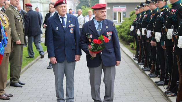 V Kroměříži patřilo středeční ráno památce rumunských vojáků, kteří padli při osvobozování města na konci druhé světové války. Pietního aktu se zúčastnili zastupitelé města i rumunská velvyslankyně.