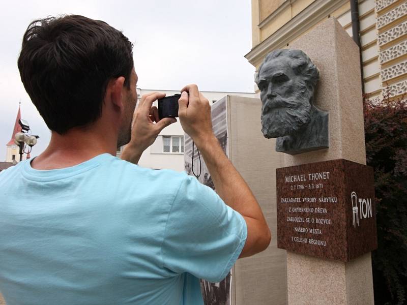 Slavnostní odhalení pomníku Michaela Thoneta v Bystřici pod Hostýnem.