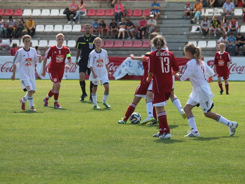 Po devíti měsících od zahájení turnaje zná Coca-Cola Cup své vítěze, kterým předal pohár bývalý český reprezentant Jan Koller.