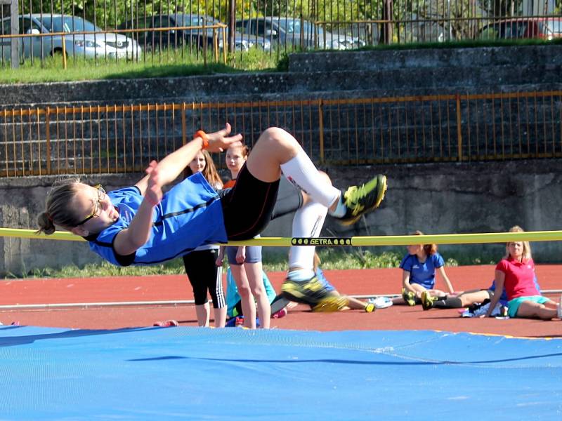 Žáci základních škol se na atletickém stadionu utkali v okresní sportovní soutěži Pohár rozhlasu.