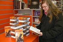 Čtenáři se 31. 1. 2008 konečně dočkali dalšího v pořadí už sedmého pokračování příběhů kouzelnického kluka Harryho Pottera. V knihkupectvích v Kroměříži byl o knihu velký zájem.