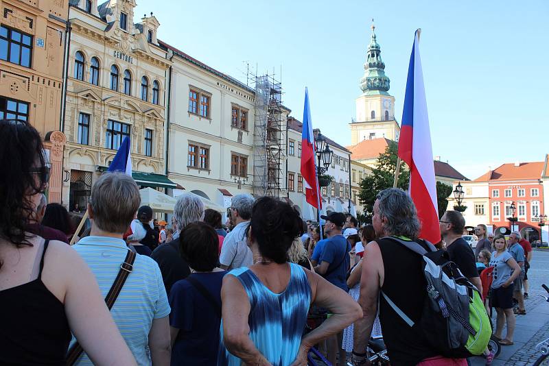 Demonstrace za nezávislou justici a proti vládě Andreje Babiše v Kroměříži, 11. června 2019.