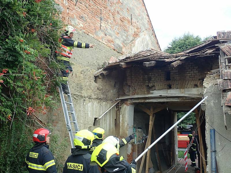 Zřícená střecha řadového domu v Kroměříži si vyžádala evakuaci obyvatel
