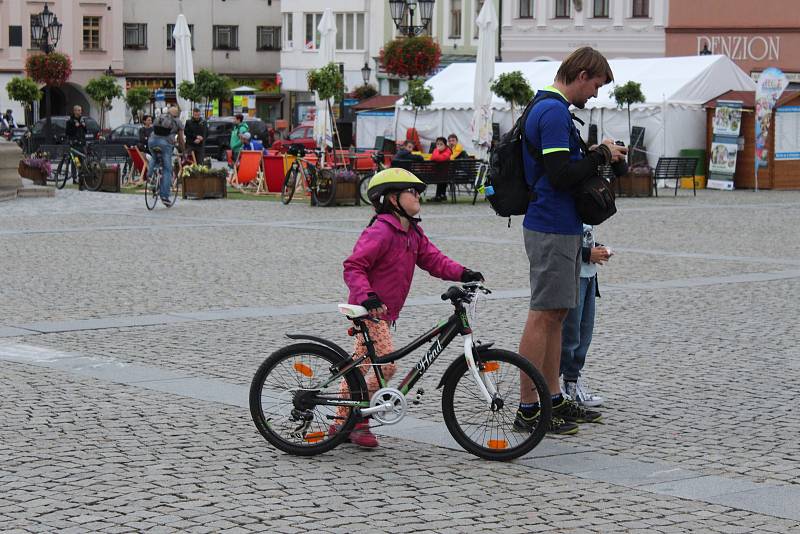 Na sedmý ročník kroměřížské večerní cyklojízdy dorazilo přes osm desítek cyklistů. Ti v doprovodu policistů vyrazili směrem k záhlinickému pivovaru.