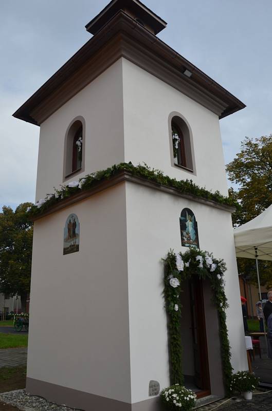SPOLEK TO DOKÁZAL. Zásluhou spolku Všetuláci sobě ulice této místní části Holešova zdobí věrná kopie zvonice, která zde stávala až do roku 1964.