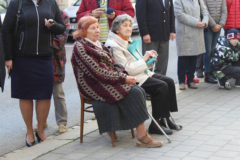 Osud posledního kroměřížského rabína a jeho rodiny v nově připomínají čtyři kameny zmizelých zasazené do chodníku před bývalou židovskou radnicí v Moravcově ulici. Zástupci města je slavnostně odkryli v pondělí 6. listopadu.