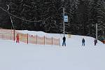 Troják, jediný aktuálně fungující ski areál, přilákal i ve čtvrtek dopoledne desítky milovníků lyžování. Na svahu se to hemžilo jak těmi ostřílenými, kteří spíše trénují na vyšší hory, tak i nejmenšími lyžaři.