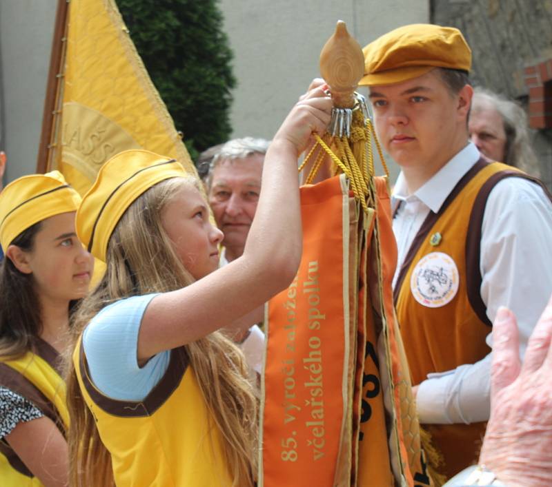 Včelaři se na Hostýně, při své 19. národní pouti, symbolicky loučili s arcibiskupem Janem Graubnerem. Ten pozval věřící na velehradskou pouť v krojích