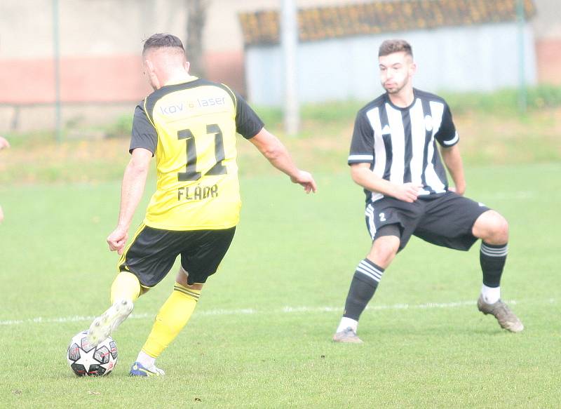 Divizní fotbalisté Holešova (v bílo-černém) doma v rámci 10. kola podlehli 0:1 Novým Sadům.