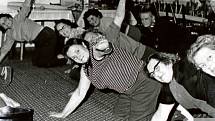 KLUB SENIORŮ V KROMĚŘÍŽI, JÓGA. Oblíbená byla nejrůznější cvičení. Na fotce z roku 1979 se ženy věnují kondičnímu tělocviku a hatha józe. Krátkodobý kurz jógy organizoval pro seniory profesor Šubert.