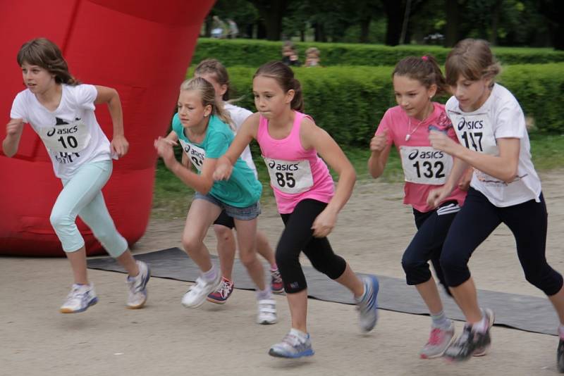 Druhý ročník běžeckých závodů Zámecká pětka se konal v pátek na zahradě zámku Holešov