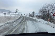 Sněhové jazyky a závěje se tvoří během pátečního rána hned na několika místech na Kroměřížsku. Problémy mohou řidiči očekávat například nad obcí Chvalnov.