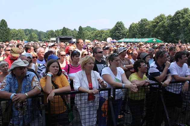 I třetí ročník Holešovské regaty se vydařil. V sobotu areál Holešovského zámku ovládl festival pro celou rodinu. Po rybníku se plavily netradiční lodě a přejížděla se třeba na kole lávka přes vodu.