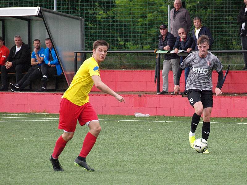 Fotbalisté Kroměříže (ve žlutých dresech) v pátečním přípravném zápase prohráli v Hodoníně 1:3.