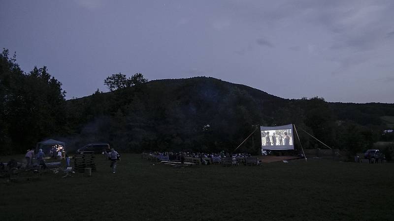 RELAX POD ŠIRÝM NEBEM. Letní kino na louce okouzlilo stovky lidí svou příjemnou atmosférou.