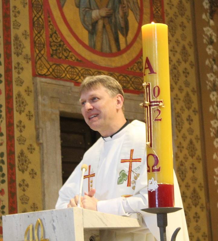 Včelaři se na Hostýně, při své 19. národní pouti, symbolicky loučili s arcibiskupem Janem Graubnerem. Ten pozval věřící na velehradskou pouť v krojích