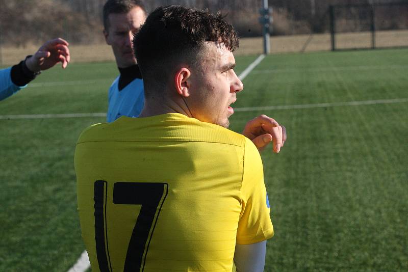 Fotbalisté Slovácka (modré dresy) na úvod zimní přípravy přehráli třetiligovou Kroměříž 5:1.