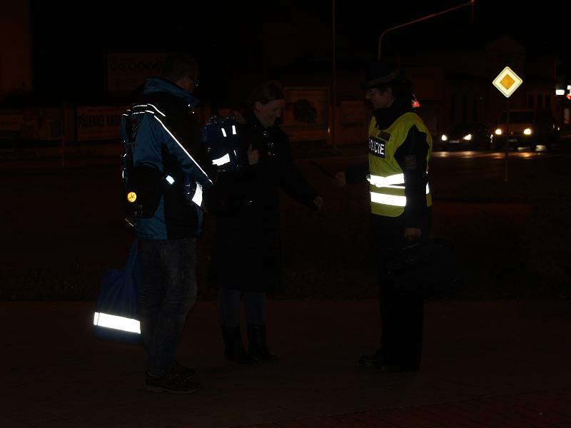 Společná akce policistů a BESIP měla vskutku přátelský ráz: místo represe policisté rizikovým chodcům na místě darovali některý z reflexních prvků, díky kterým je řidiči lépe uvidí.