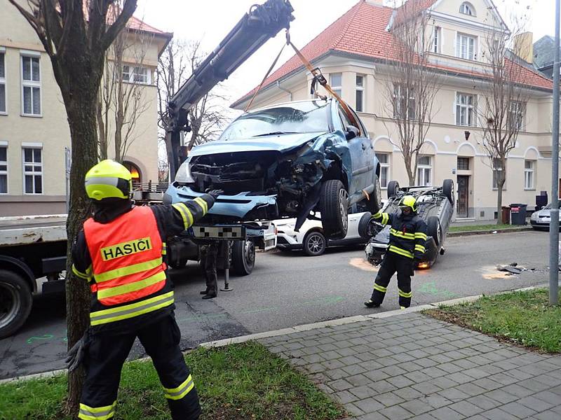 Bouračka dvou aut v Soudní ulici v Kroměříži - 27. 11. 2019